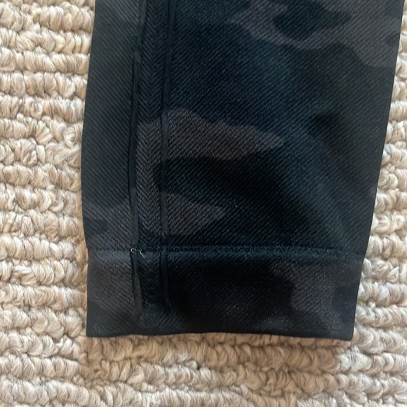 LIKE NEW! Spanx Camo Legging - Picture 4 of 7